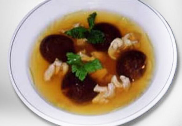 コーチンと花椎茸の蒸しスープ （花菇鶏球湯）